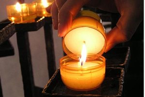 Kerze in der Kapelle wird für eine Fürbitte angezündet